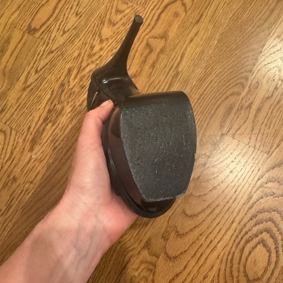 Saint Laurent Tribute Patent T-Strap Platform Sandals - Picture 5 of 5